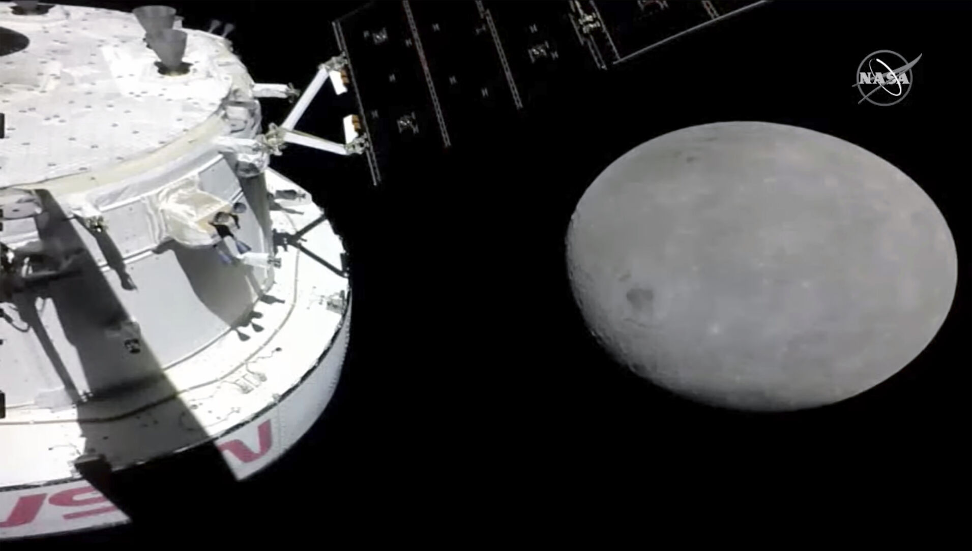 La cápsula Orión de la NASA sobrevuela la Luna a 80 millas de altura